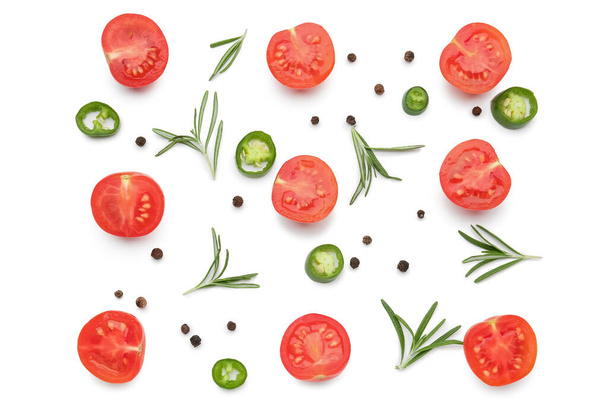 Composición con tomates cherry maduros y especias sobre fondo blanco - Foto, imagen