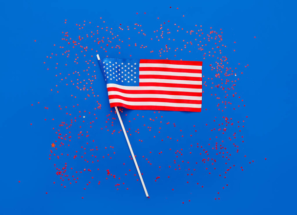 Прапор США і конфеті на синьому тлі. День незалежності - Фото, зображення