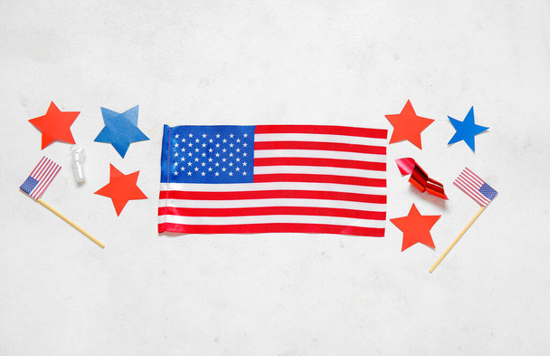 USA flags, stars and serpentine on grey grunge background. Independence Day celebration - Zdjęcie, obraz