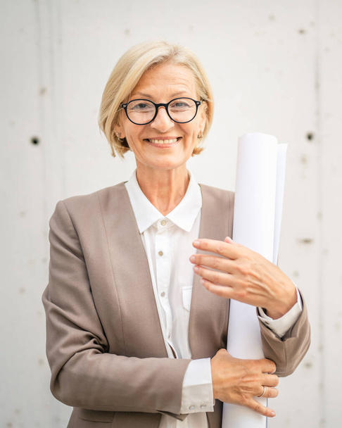 Portret jednej białej blondynki Dojrzałe businesswoman stoją na zewnątrz - Zdjęcie, obraz