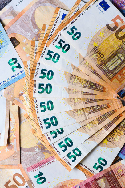 billetes en euros como telón de fondo 1, denominaciones en euros en papel 10 20 50 - Foto, imagen