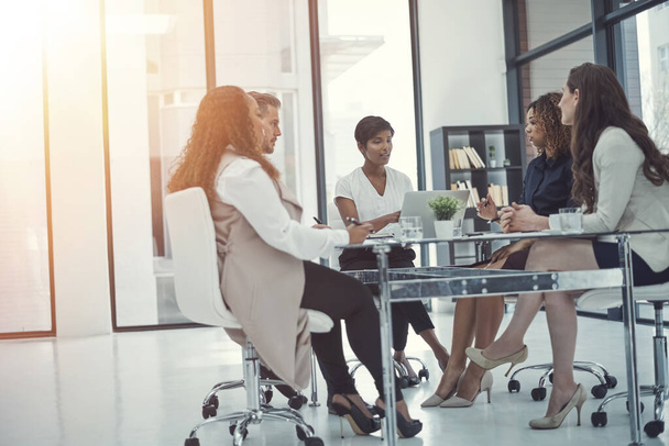 Das Geschäft beruht auf erfolgreicher Zusammenarbeit. eine Gruppe von Kollegen bei einem Meeting in einem modernen Büro - Foto, Bild