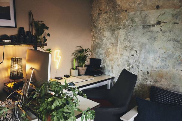 Rustikální styl pro design domácí kanceláře je velmi útulný nápad. Zátiší pracoviště v rustikálním bytě - Fotografie, Obrázek