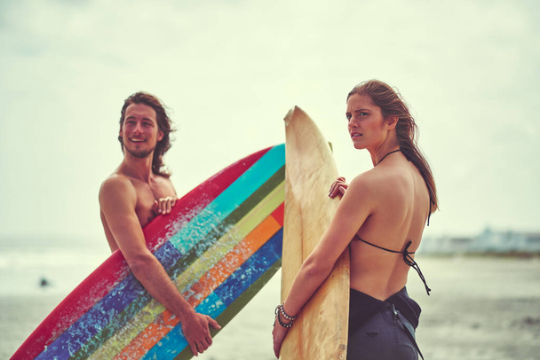 Никогда не бойся волны, на которой собираешься кататься. молодая пара, проводящая день на серфинге - Фото, изображение