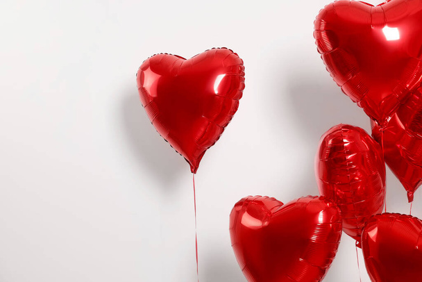 Muitos balões em forma de coração vermelho no fundo branco, espaço para texto - Foto, Imagem