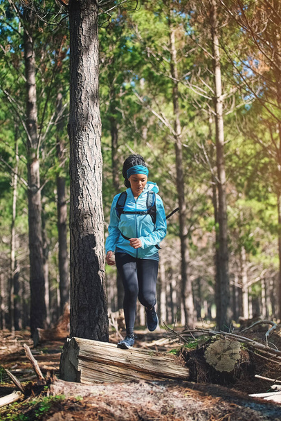 言い訳はなく、選択肢しかありません。森の中でジョギングのために運動選手の若い女性の完全な長さのショット - 写真・画像