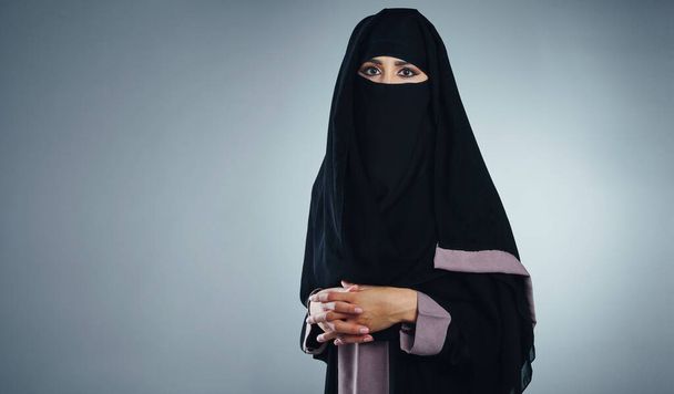 Mi belleza no es para todos los ojos. Retrato de estudio de una joven empresaria musulmana sobre un fondo gris - Foto, Imagen