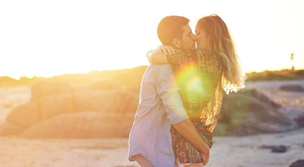 Mein Herz ist in dein Herz verliebt. ein liebevolles junges Paar am Strand - Foto, Bild