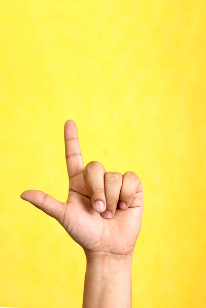 Handen van een Latino man maakt gebarentaal, expressie en gebaar-ruimtelijke configuratie en visuele waarneming waarmee dove mensen een communicatiekanaal vestigen - Foto, afbeelding