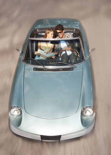 Daha iyi bir gün olamazdı. Spor arabalarıyla gezmekten hoşlanan genç bir çiftin yüksek açılı görüntüsü. - Fotoğraf, Görsel