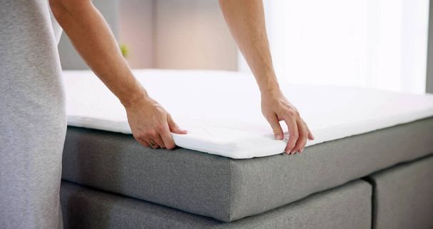 Mattress Topper Being Laid On Top Of The Bed - Foto, imagen