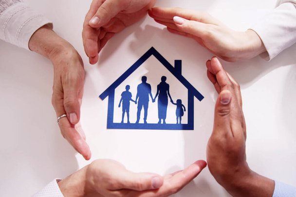 Family Insurance Protection And Roof Or Shelter - Valokuva, kuva