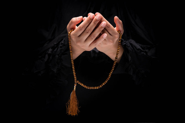 L'immagine della mano di una donna musulmana, la preghiera islamica, e la sua mano tenendo un rosario perline o tasbih. - Foto, immagini