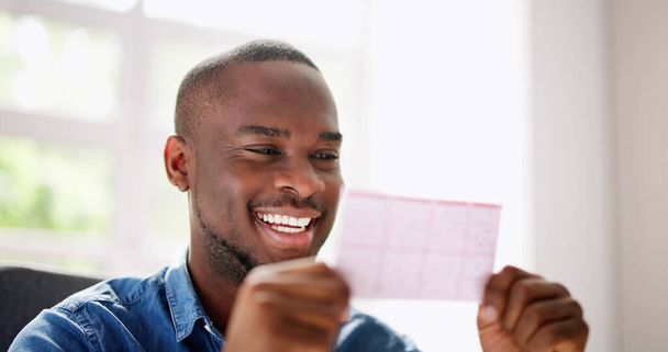 African Man Kissing Gamble Ticket. Lotto Game Card - Foto, afbeelding