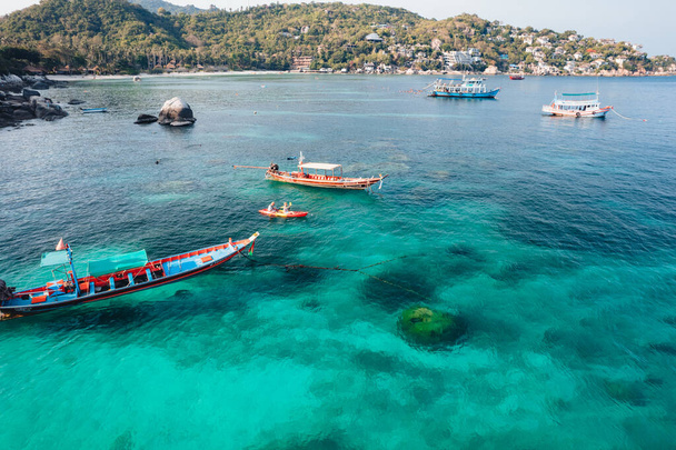 Острів Кох Тао і довгий човен у чистій воді в Кох Тао. - Фото, зображення