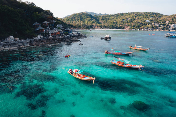 Остров Ко Тао и длиннохвостая лодка в чистом море на Ко Тао (Koh Tao) - Фото, изображение