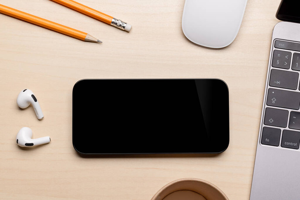 Smartphone écran noir vierge sur un bureau, parfait pour votre maquette design - Photo, image