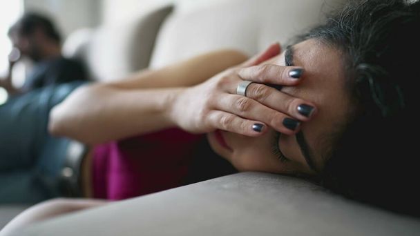 Stresli genç kadın yüzünü utanç ve zihinsel baskıyla örtüyor. Duygusal acı çeken 30 'larında bir kadın. Endişeli ifade - Fotoğraf, Görsel