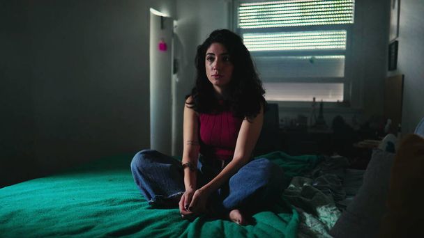 Yksinäisyys. Nuori nainen yksinäisyydessä sisällä Somber makuuhuone, Hänen Expression heijastus hänen sisäinen kuohunta - Valokuva, kuva