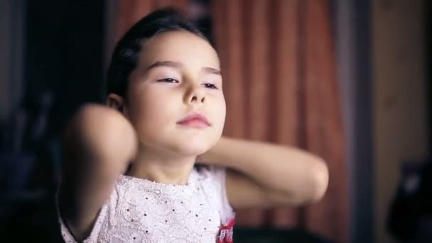 Teen dziewczyna dziecko prostuje włosy brunetka Pres sześć lat czesanie - Materiał filmowy, wideo