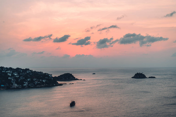 Die Morgensonne geht auf der Insel vom Aussichtspunkt auf. - Foto, Bild