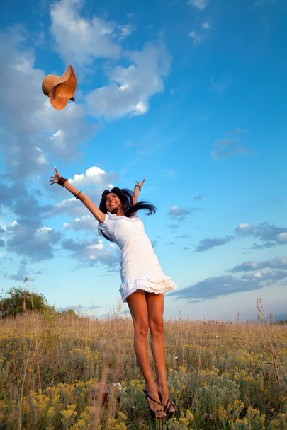 Nainen hyppää ja heittää hattunsa
 - Valokuva, kuva