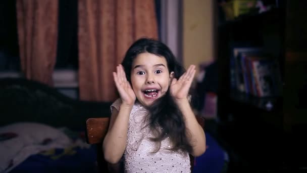 Teen dziewczyna dziecko niespodzianka radość emocje sześć lat brunetka - Materiał filmowy, wideo