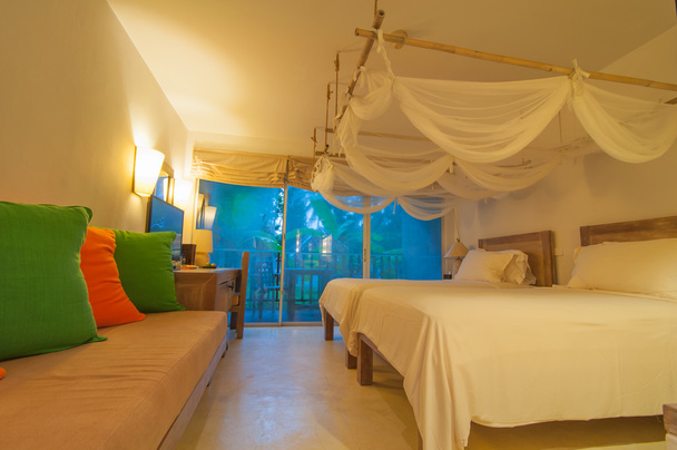 Dormitorio tropical decorado
 - Foto, imagen
