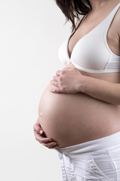 Beyaz arka plan önünde hamile kadın - Fotoğraf, Görsel