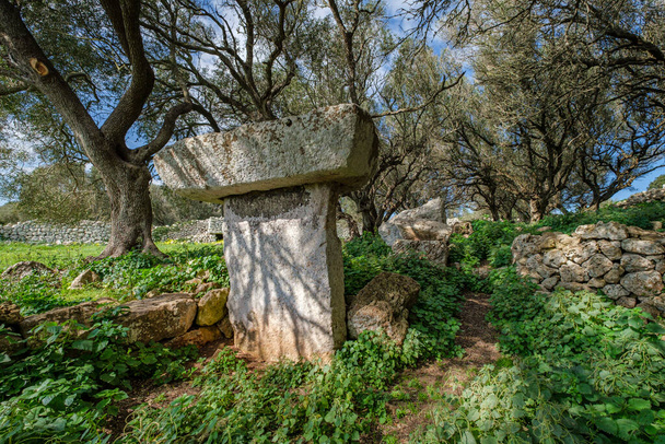 Torrellafuda, Obudowa świątyni Taula, Talayotic town, Ciutadella, Menorca, Baleary, Hiszpania - Zdjęcie, obraz