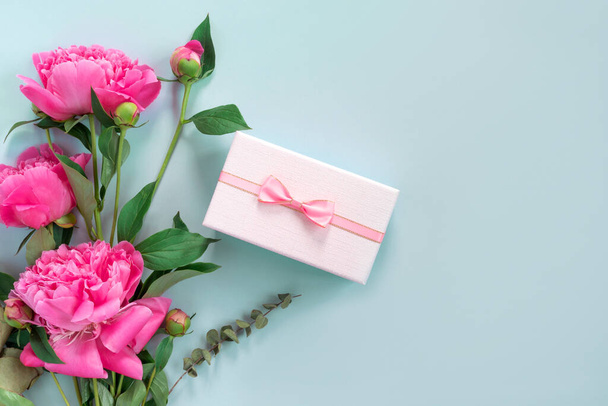 Bouquet of beautiful pink peonies with gift boxes in paper wrapping. Banner for congratulations or invitation. - Φωτογραφία, εικόνα
