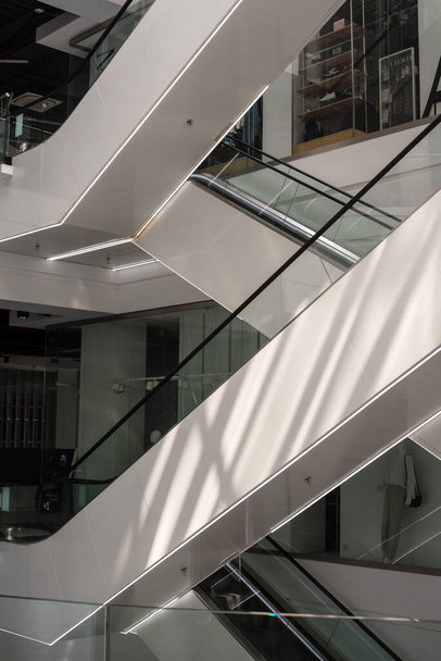 Moderner gläserner Aufzug und Rolltreppe in einem Einkaufszentrum. Leeres Einkaufszentrum. - Foto, Bild