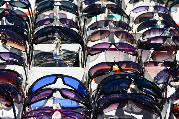 Поддельные солнечные очки на блошином рынке
 - Фото, изображение