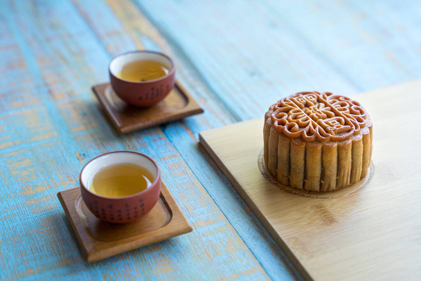 Moon cake served with chinese tea. Mid-autumn festival concept. Copy space. - Foto, Imagem