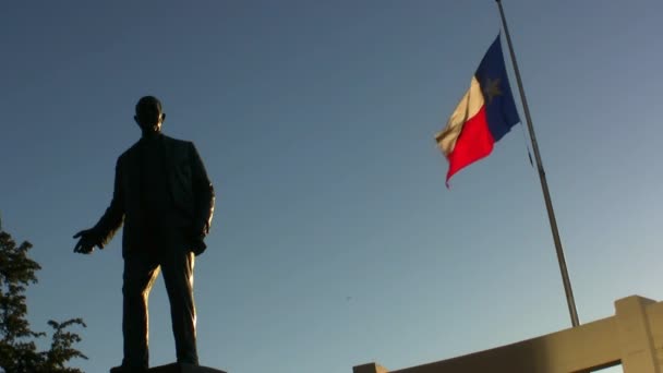 Σημαία του Τέξας και Staue στο ηλιοβασίλεμα Ντάλας Τέξας - Πλάνα, βίντεο