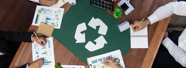 Top view liikemiehet suunnittelu ja keskustella kierrättää vähentää uudelleenkäyttöä politiikan symboli toimistossa kokoushuoneessa. Vihreä liike-elämän yritys, jolla on ympäristöystävällinen jätehuollon sääntelykonsepti. - Valokuva, kuva