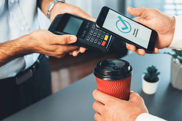 Mão segurando smartphone com NFC QR dispositivo de código, digitalizando o código de pagamento sem contato para transação digital rápida. Aplicativo bancário on-line no telefone móvel para a tecnologia de pagamento estilo de vida moderno. fervoroso - Foto, Imagem