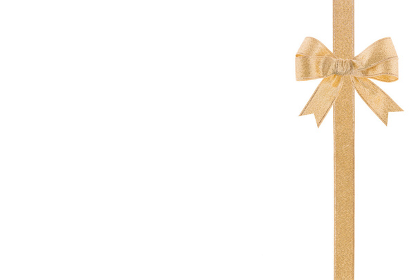 goldene Schleife mit Schleife auf weißem Hintergrund - Foto, Bild