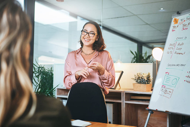 Ein Team, das sich wertgeschätzt fühlt, ist entscheidend für die Produktivität. eine junge Geschäftsfrau, die ihren Mitarbeitern im Sitzungssaal eines modernen Büros einen Vortrag hält - Foto, Bild