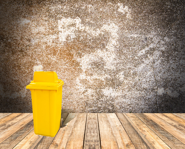 Lixo amarelo no chão de madeira e fundo grunge
 - Foto, Imagem
