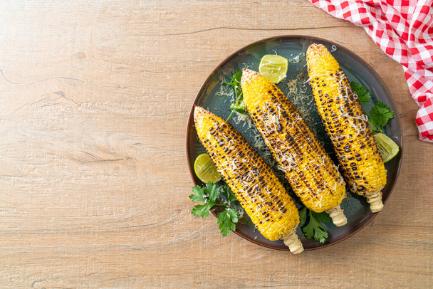 barbecue and grilled corn with cheese and lime on plate - Фото, зображення