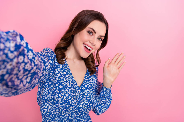 Portrait of glad candid cheerful lady blogger wear blue stylish clothes waving arm streaming empty space isolated on pink color background. - Foto, Imagen