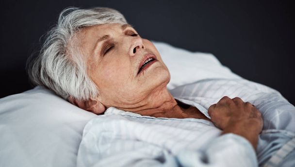 Není na tom moc dobře. Vysoký úhel záběru nemocné starší ženy ležící v nemocniční posteli - Fotografie, Obrázek