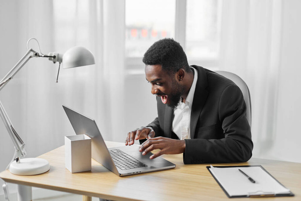 чоловік фрілансер офіс ноутбук позаштатні африканські веб-технології американський комп'ютер онлайн співробітник африканський внутрішній дзвінок бізнес-чат менеджер роботи студентка чорна освіта - Фото, зображення