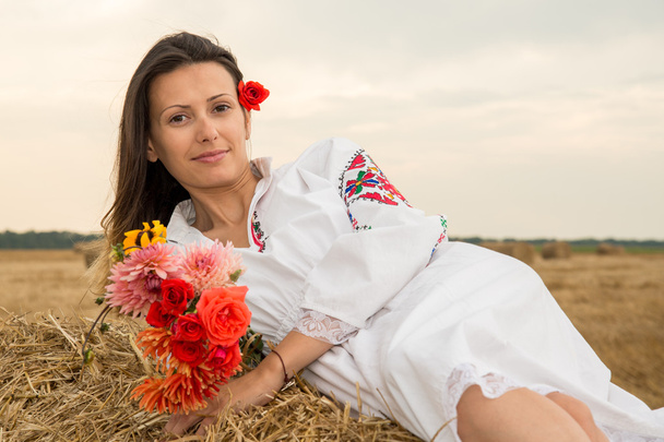 Mujer joven con traje nacional de Bulgaria
 - Foto, imagen