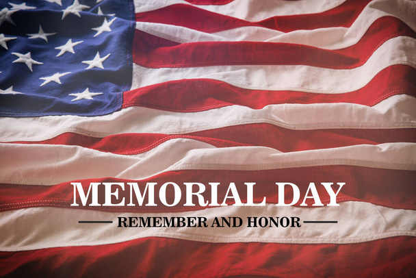 Gedenktag, Gedenk- und Ehrentext auf dem Hintergrund der US-Flagge. Feierlichkeiten zum US-amerikanischen Nationalfeiertag - Foto, Bild