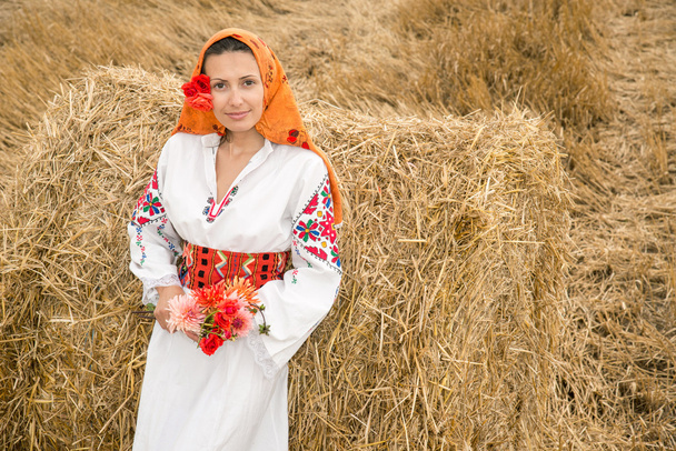 Mladá žena s národním kroji z Bulharska - Fotografie, Obrázek