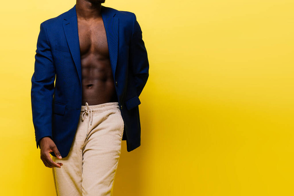 Glücklicher afrikanisch-amerikanischer Geschäftsmann in einem formellen Anzugsporträt. Selbstbewusster Schwarzer posiert - Foto, Bild