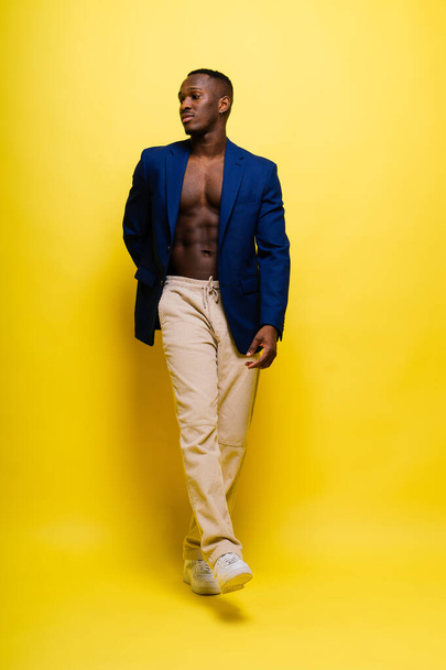 Χαρούμενος Αφροαμερικάνος νεαρός επιχειρηματίας σε επίσημο πορτραίτο κοστουμιού. Σίγουρος μαύρος που ποζάρει - Φωτογραφία, εικόνα