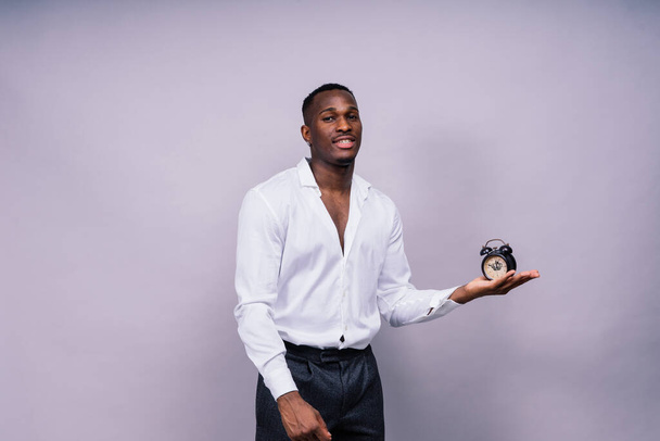 Счастливый африканский американский молодой бизнесмен в официальном портрете костюма. Уверенный черный парень позирует - Фото, изображение